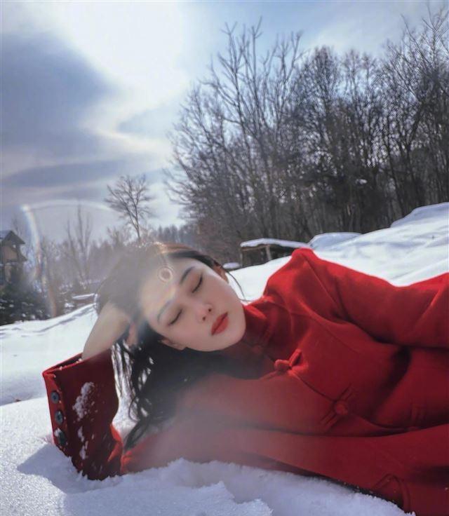 张馨予自拍,冷!一生为了出片的女人!拍完是不是立马套上羽绒服