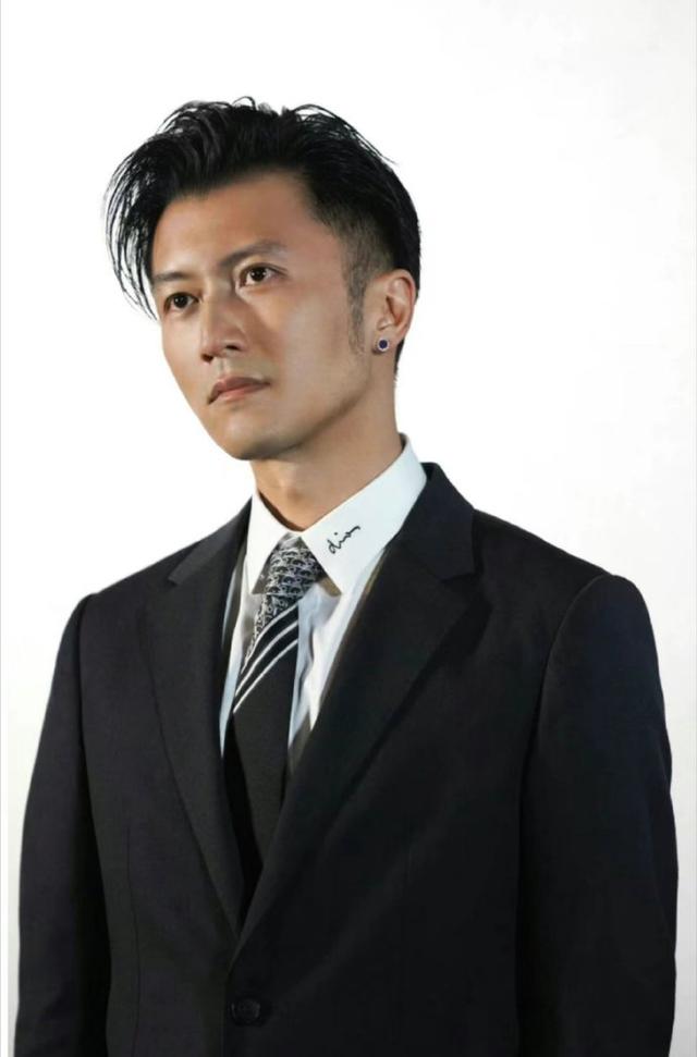 谢霆锋带全家日本过圣诞,给继父老妈安排烛光晚餐,儿子也在身边