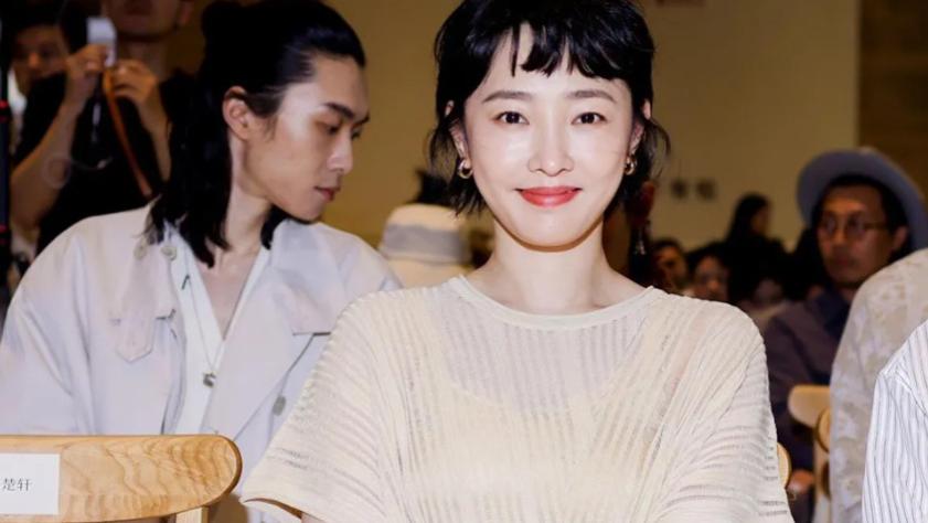 40岁白百何再婚后剪了狗啃刘海，穿搭时髦洋气，状态和25岁没变化