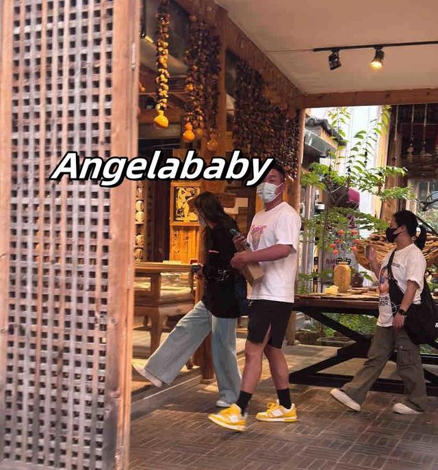Angelababy丽江被偶遇，真人被质疑仅160cm，不断鞠躬好卑微！