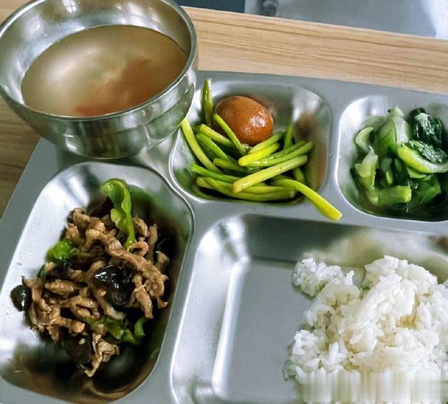 广东22岁女子晒工厂伙食饭菜，68岁奶奶看后抹泪：回来吧，我养你