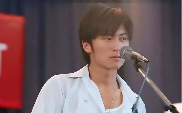 刘德华怎么也想不到，当年随口亲的婴儿，居然差点把他踢下神坛