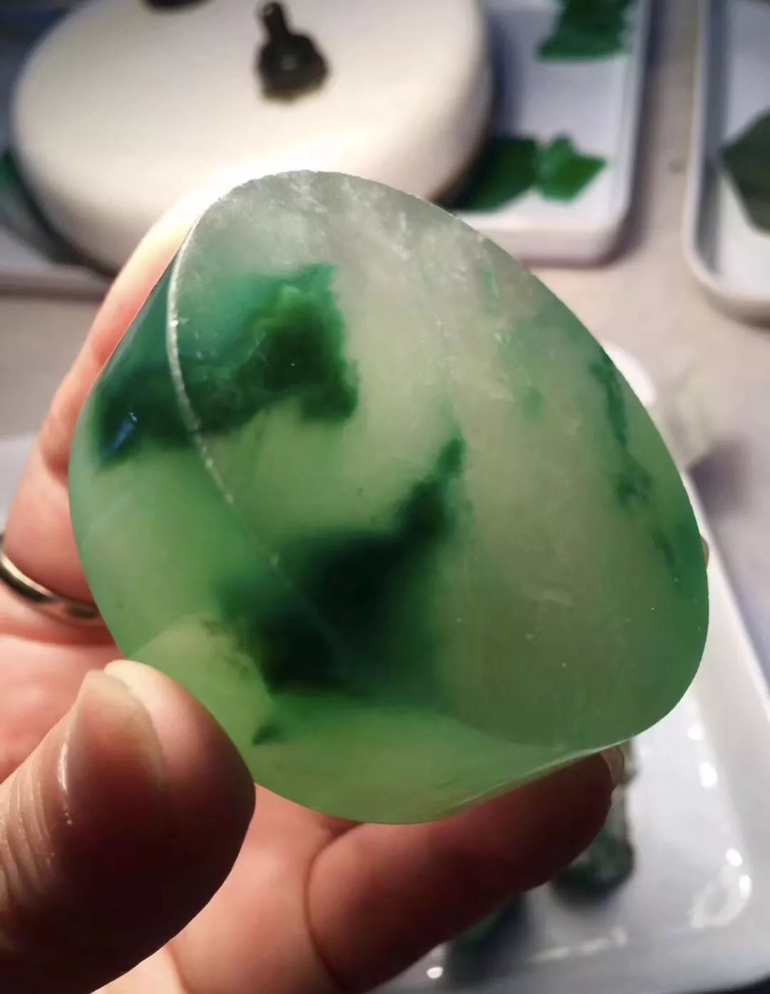 不起眼的翡翠,切出少见的高冰种