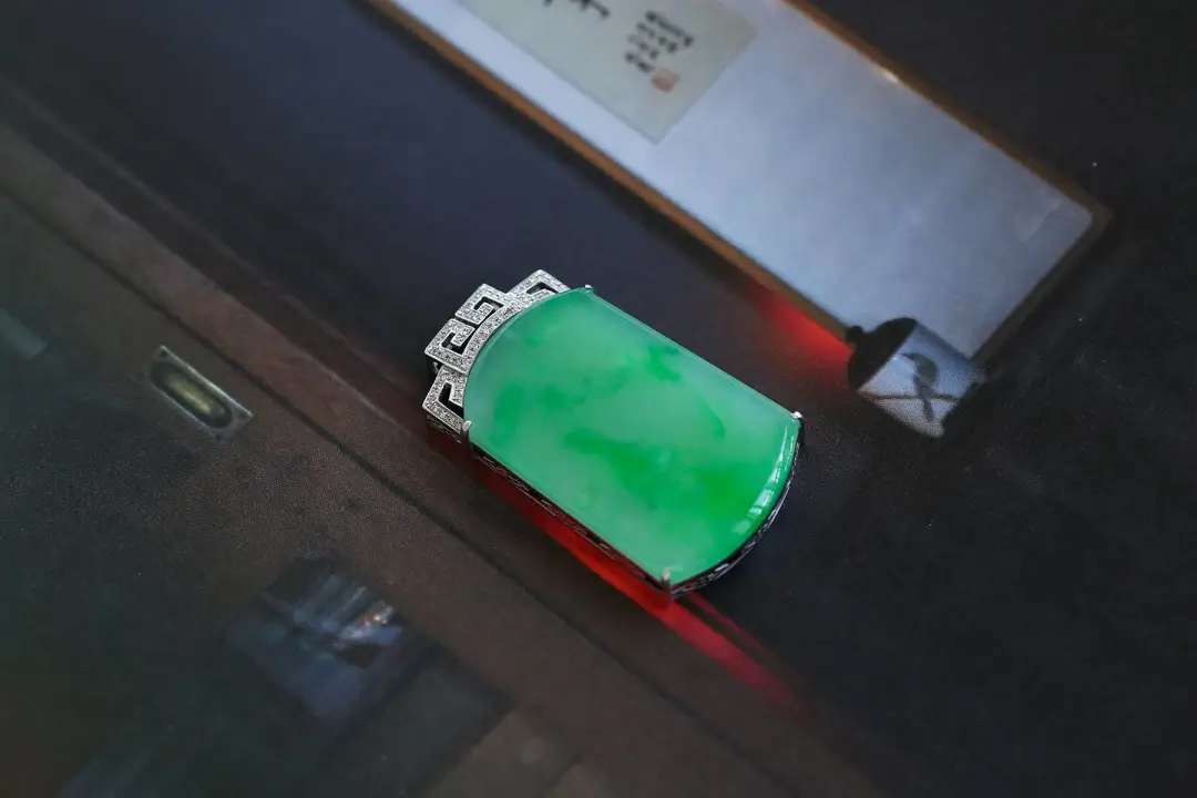 毫无技术含量的翡翠无事牌，为何能成为各大珠宝拍卖会的常客？