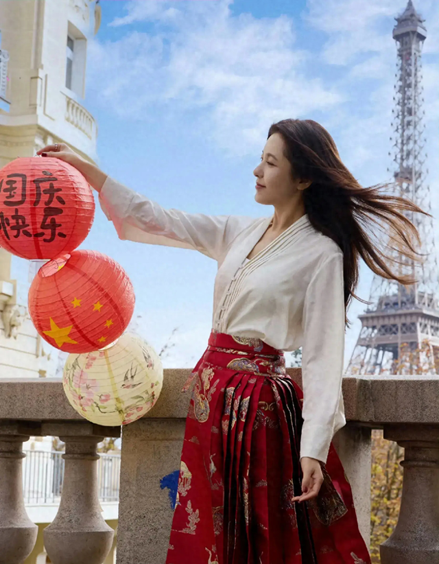 曾黎在巴黎庆祝祖国生日,身穿马面裙仪式感满满!