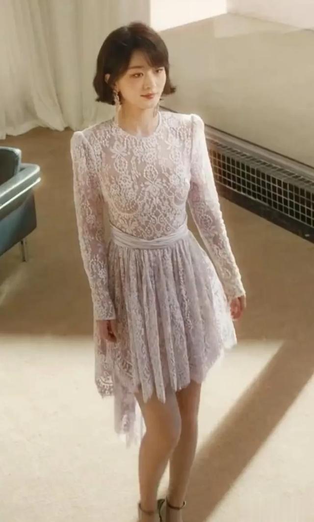 赵丽颖最新广告大片来袭,身穿紫色蕾丝连衣裙,温柔美丽不失时尚