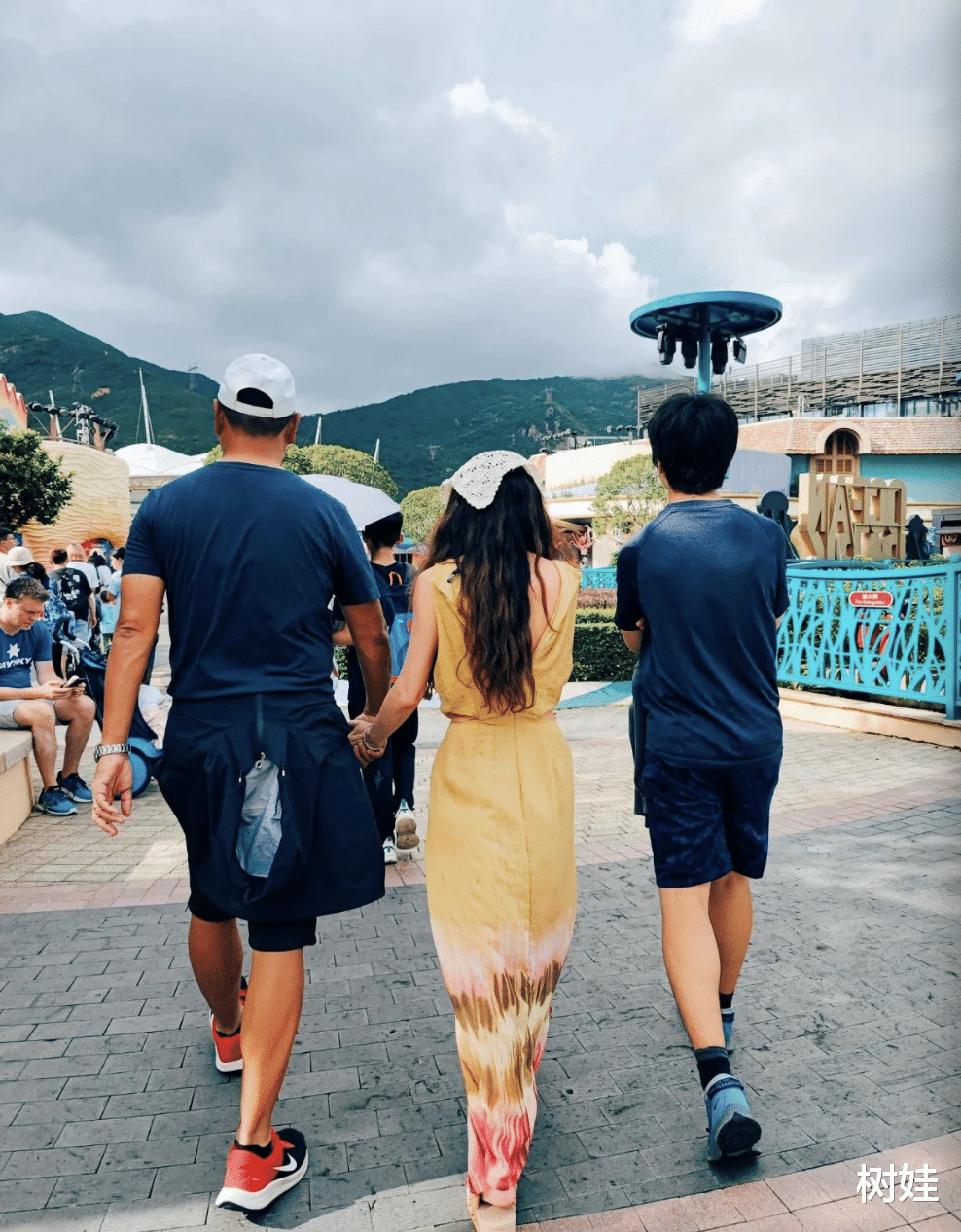 温碧霞全家出游迎父亲节,14岁养子身高超母亲,没血缘关系仍幸福