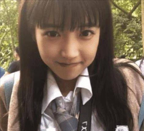 当年的“剪刀手女孩”,富豪许诺等她10年,如今又过的如何?