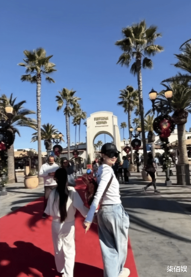 戚薇李承铉公开一家四口合照，Lucky头发乌黑像绸缎，好宠2岁弟弟