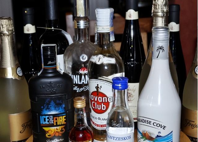 酒瓶上有這“5個(gè)數(shù)字”，別管價(jià)格高低，100%酒精酒，知道不吃虧