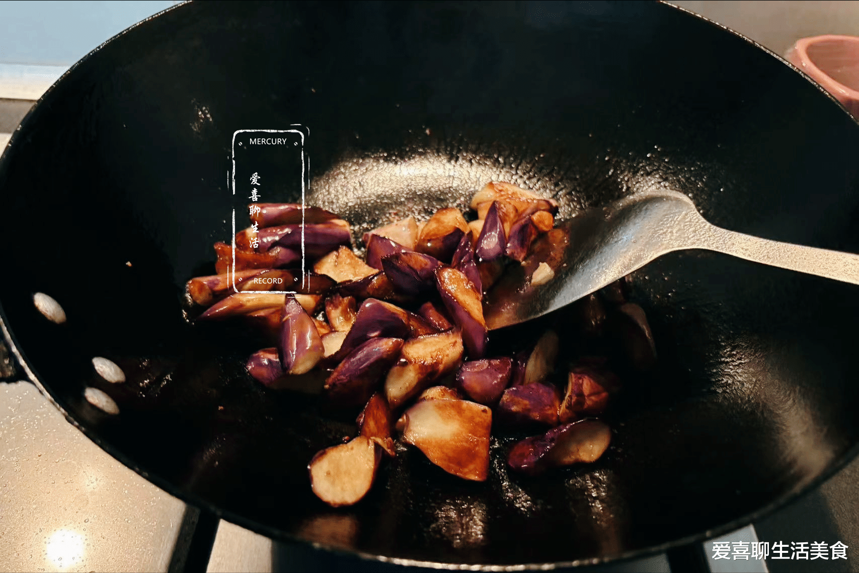 茄子直接炒就错了，难怪硬邦邦不入味，教你一招，香滑软嫩不吸油！