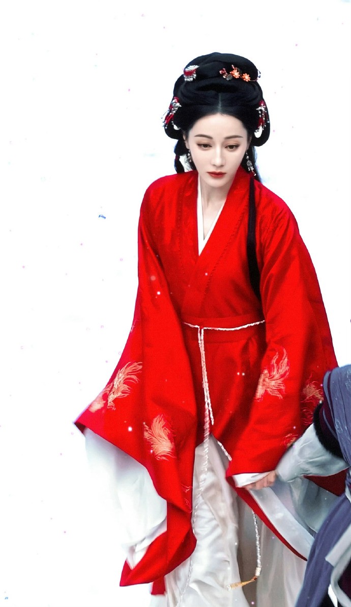 迪丽热巴雪景红衣路透，被赞好伟大的一张脸！