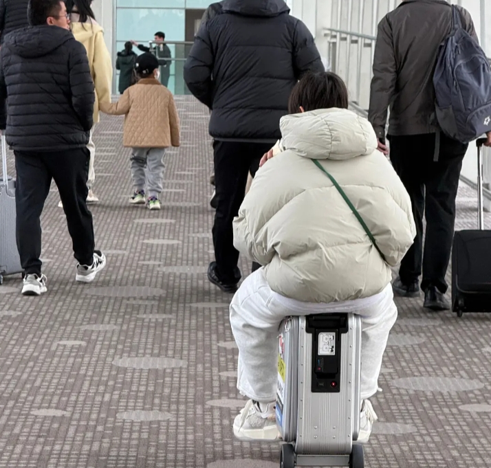 全红婵裹得严严实实抵达上海，人气太旺，俩大品牌商争相抢她