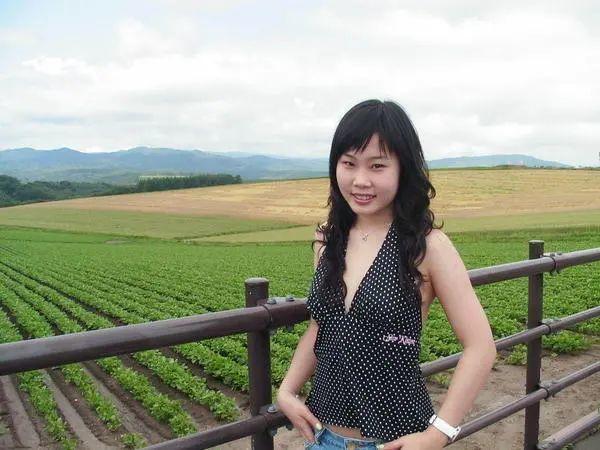 75岁富豪又成父亲！小42岁歌手娇妻4年拼3胎，腹部隆起有孕味