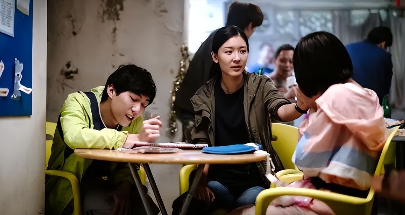 老态畸形?梁朝伟余香凝封金像帝后:港娱颓势下的意料与情理