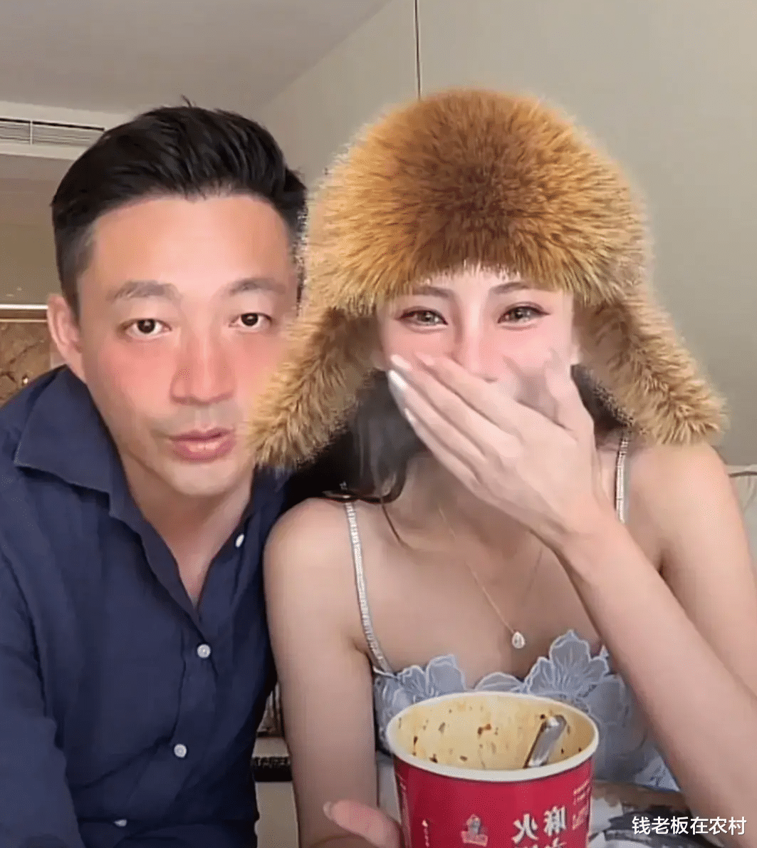 汪小菲夫妇合体直播两个小时卖了300多万,吊打大S的走花路!