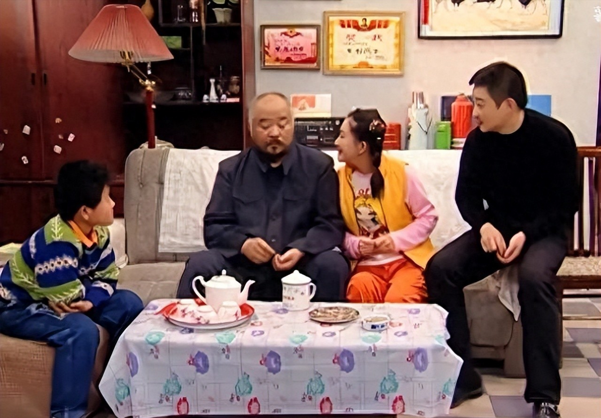 央妈请“东北一家人”重聚，剧花朱婷婷变化大，小玲缺席日子潇洒