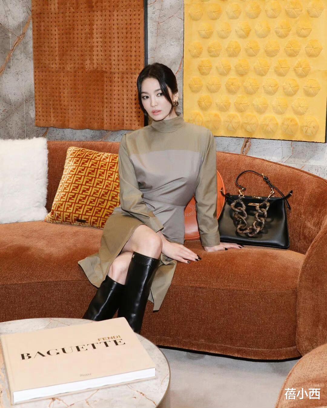 宋慧乔换了新发型像整容!42岁穿搭时髦脸蛋不僵硬,科技美真抗衰