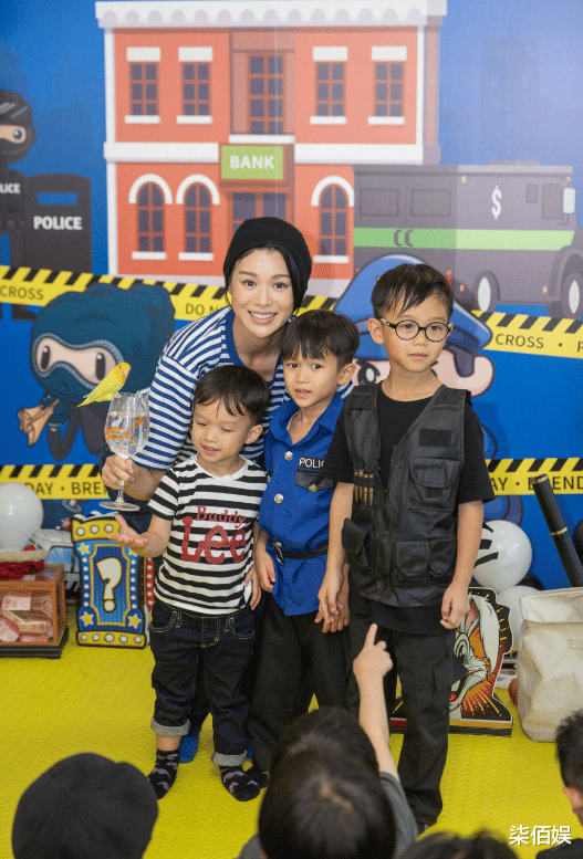 胡杏儿为子庆生，素颜状态像30多岁，51岁老公眉毛剩一半老态明显