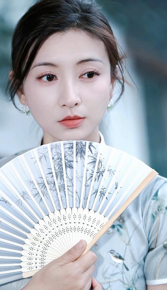 演员斓曦:戏火人不红!从不炒作绯闻,看看老公是谁就明白了