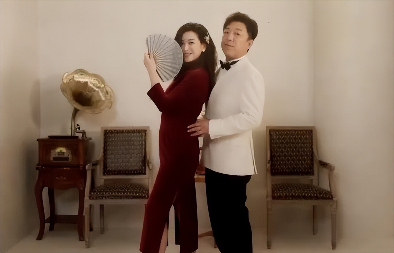 朱珠晒全家福，春节给阿姨放假亲自带娃，丈夫背妈妈包很接地气