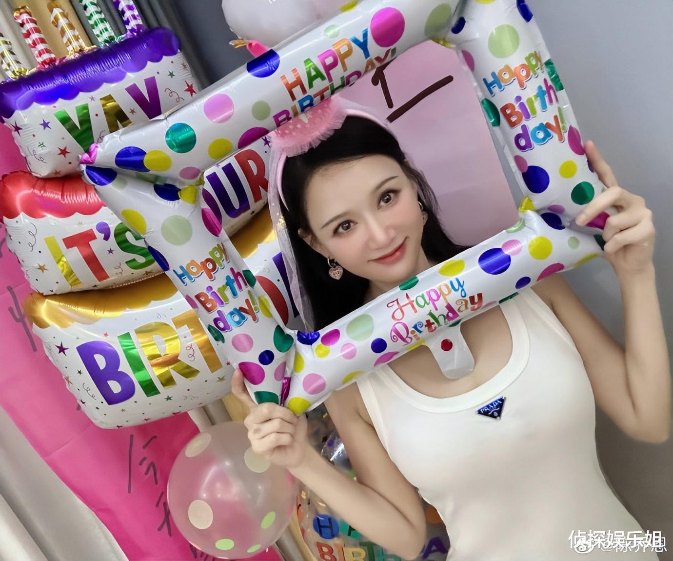 45岁陈乔恩庆祝结婚两周年，与Alan甜蜜撒糖，婚后被宠成小姑娘