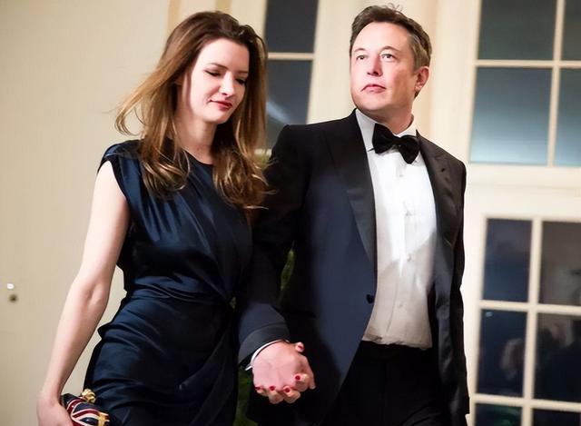 不愧是马斯克最爱的女人,两婚两离还惦记,专程飞去参加她的婚礼