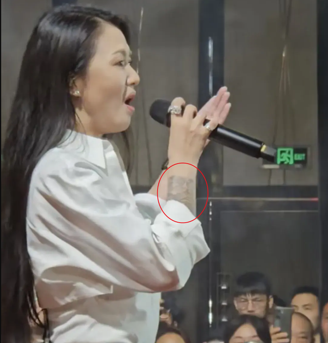 谭维维在外婆90岁生日宴上献唱，穿长袖却露出部分花臂，有点吓人