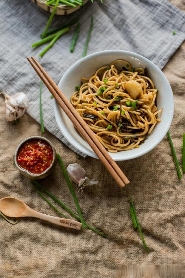 葱油拌面简单易做，滋味十足，别忘了加点辣椒酱和醋哦