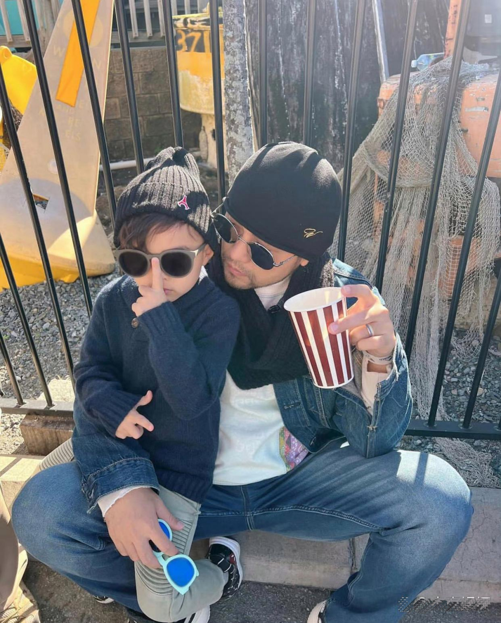 周杰伦儿子Romeo打网球秀肌肉，7岁已有天王风范，网友热议不断