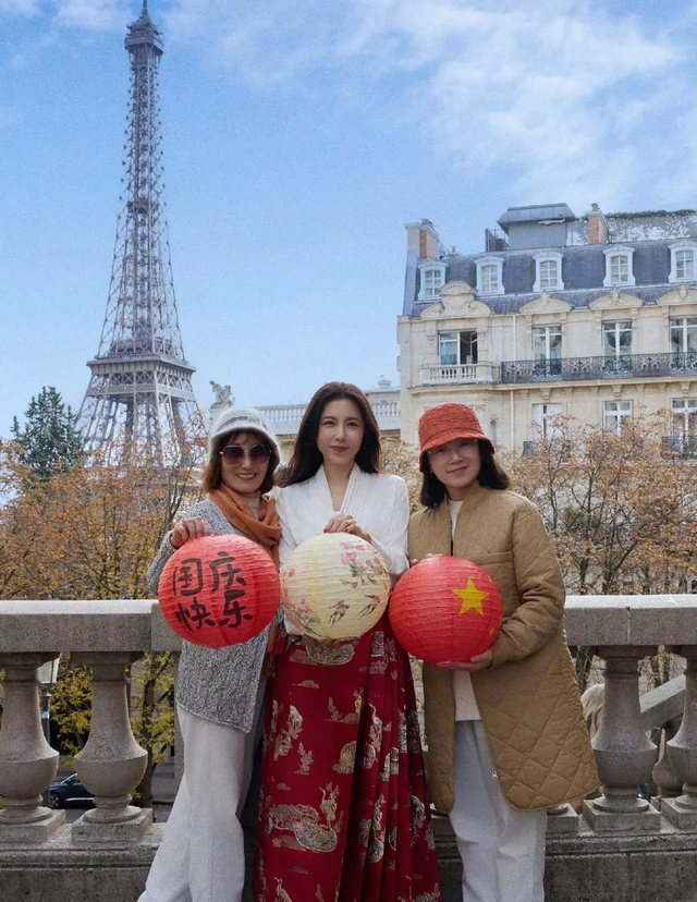 曾黎在巴黎庆祝祖国生日,身穿马面裙仪式感满满!