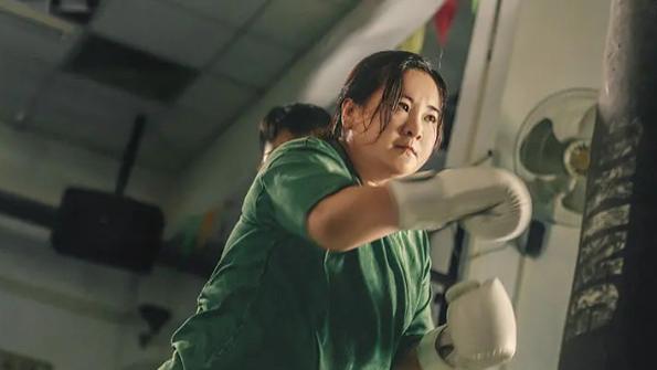 《热辣滚烫》率先下映，票房停留在34.6亿，位列全球票房亚军