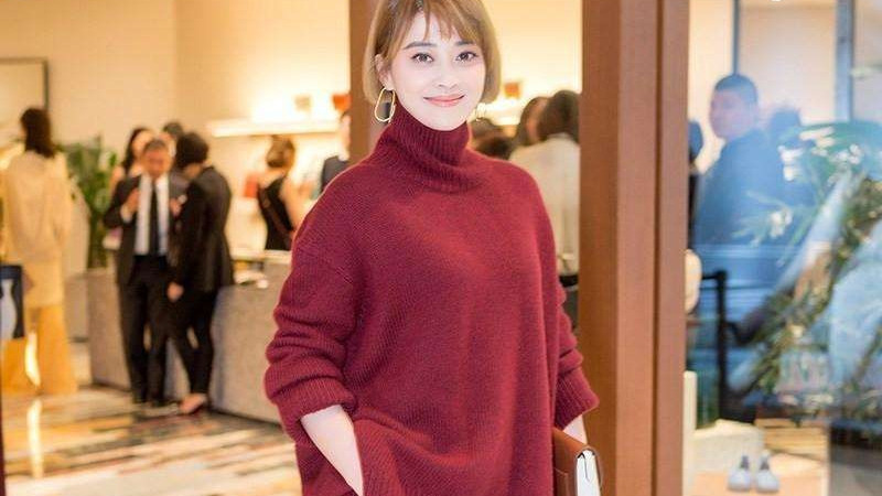 梅婷新剪了短发年轻20岁，一身酒红色穿搭亮相，美得像换了个人