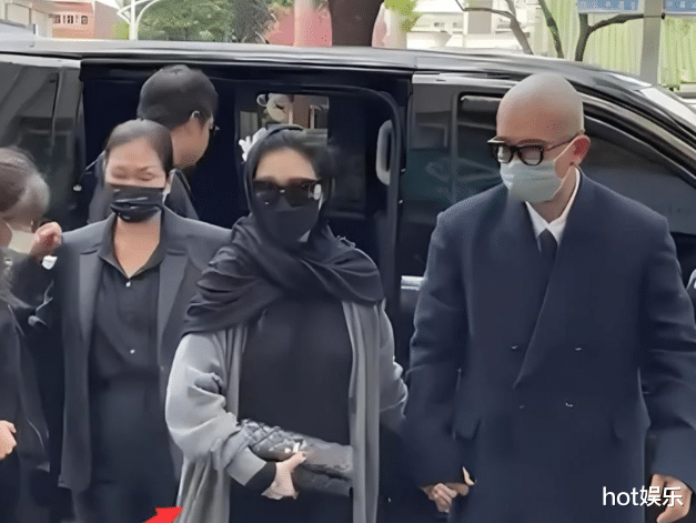 汪小菲穿变形T恤被嘲“寒酸”,松松垮垮像抹布,一看价格近万元