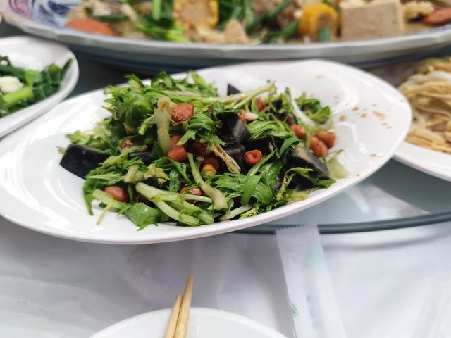 你发现没有？60后上饭店点菜，偏爱这5道下酒菜，不贵还考验厨师