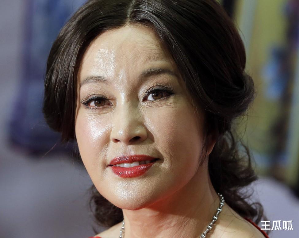 73岁刘晓庆被偶遇,离开美颜的她脸部坑坑洼洼,这张脸真的没法看