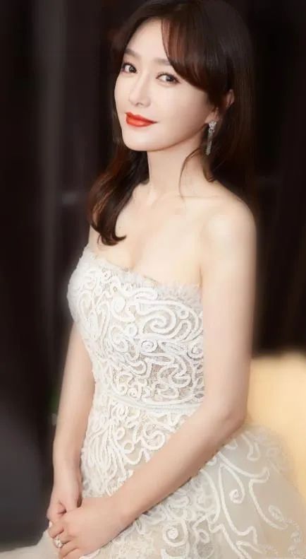 44岁冻龄女神的她,活成了多少人心目中的白月光!