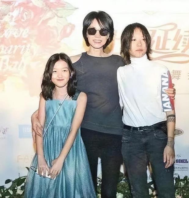 同样都是王菲的女儿，窦靖童和李嫣，她们的人生有何不同？