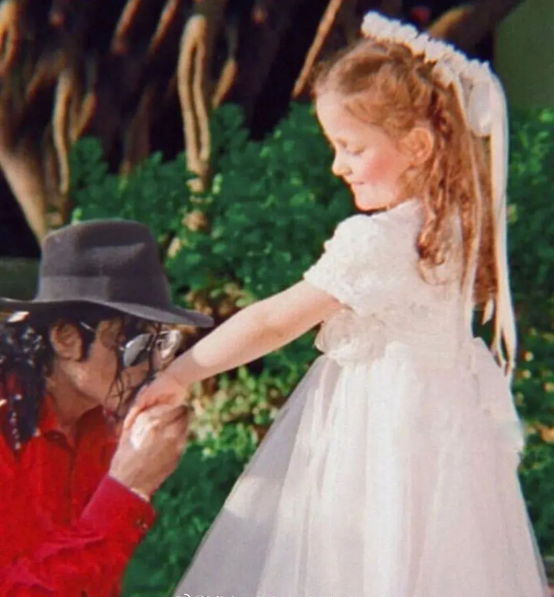 迈克尔·杰克逊22岁小儿子近照曝光:爸爸死后,网友从未放过我们