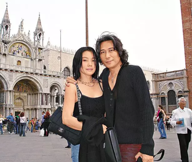 71岁港星夏韶声三代同堂，35岁女友比女儿还年轻，离婚4次拒再婚