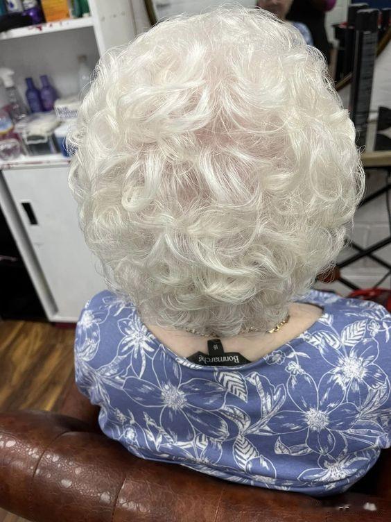 女人过了45岁,发型这样整,剪短烫烫就是不一样