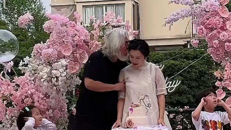 73岁张纪中买几千朵玫瑰为孕妻庆生，杜星霖被老公亲吻显害羞超甜