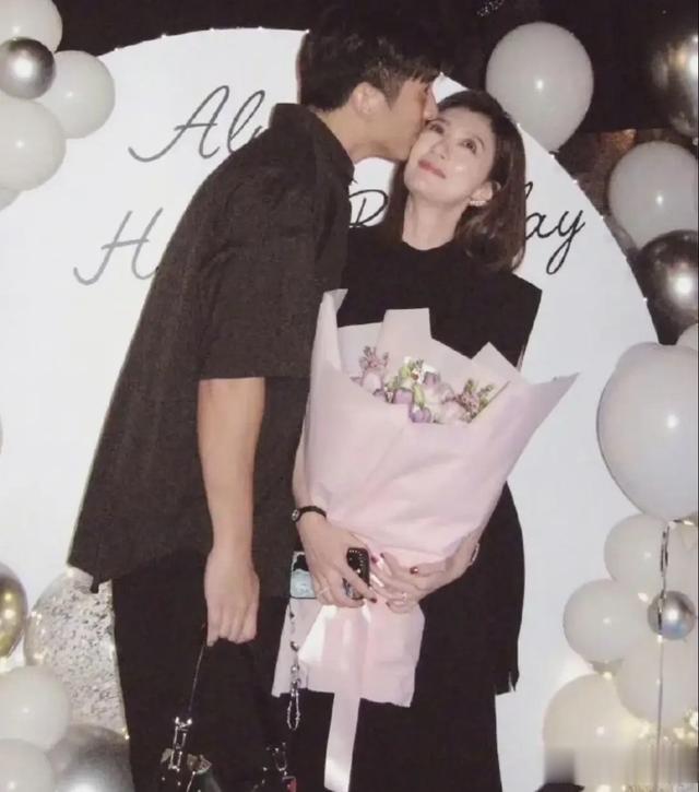 贾静雯晒全家福,3个女儿整齐出镜,7岁波妞褪去婴儿肥不敢认了