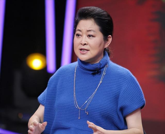 65岁倪萍模样大变疑整容,苹果肌明显两大坨,下巴又尖又长变年轻