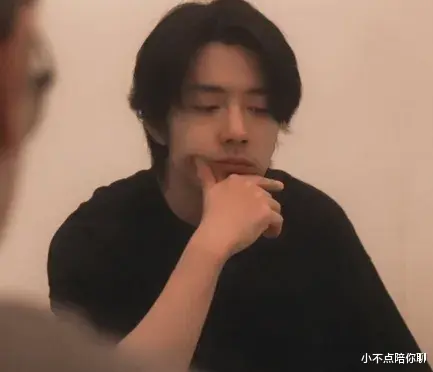 肖战《微博之夜》连登三个“世趋”!肖战西装真的太帅,不愧是主流