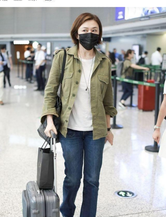 61岁的关之琳短发减龄25岁,绿外套+牛仔裤,完全没有大妈感