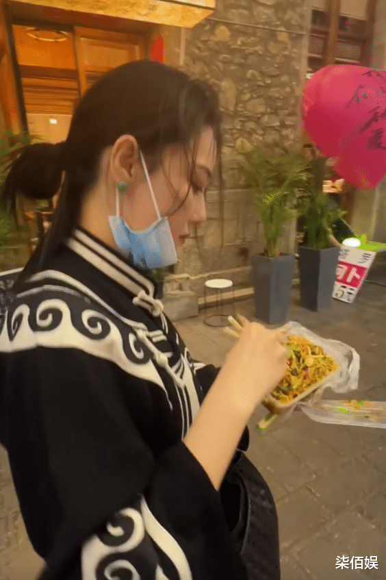 张馨予夫妇云南游玩甜蜜互拍,当老公面秀小蛮腰,何捷表情淡定