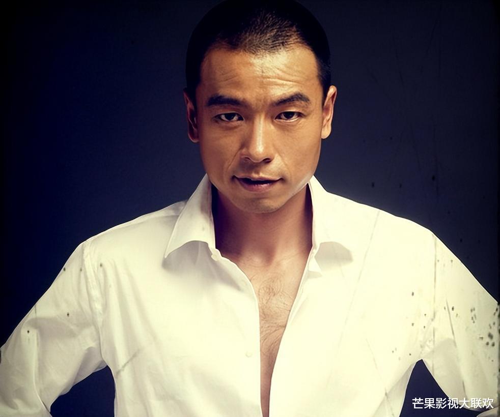 王挺：为父母离异落泪，帮爸爸还掉千万巨债后，40岁才与家人和解