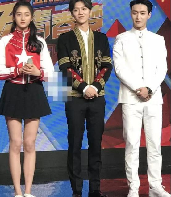 矮个男星虚报身高，穿高跟鞋、踩箱子，跟女明星同框就原形毕露