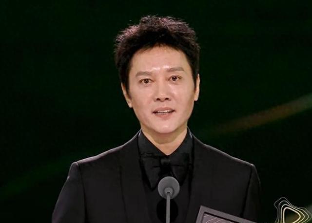 这一夜,赵丽颖大大方方晒照,俊男靓女好养眼,冯绍峰略显尴尬